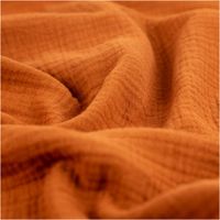 Der hochwertige Musselin Stoff Baumwollstoff Double Gauze uni Braun 130 cm besticht durch seine weiche, doppellagige Struktur in einem kräftigen, dunklen Erdton. Ein vielseitiges Material für Ihre Nähprojekte - stilvoll drapiert
