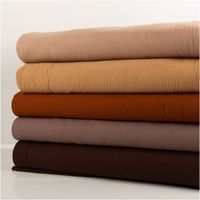 93798-Musselin-Stoff--Baumwollstoff-Double-Gauze-uni-Braun-130-cm-IMG-6852.jpg Der hochwertige Musselin Stoff Baumwollstoff Double Gauze uni Braun 130 cm besticht durch seine weiche, doppellagige Struktur in einem kräftigen, dunklen Erdton. Ein vielseitiges Material für Ihre Nähprojekte - mit weiteren Stoffen in Szene gesetzt