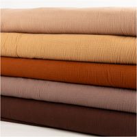 93798-Musselin-Stoff--Baumwollstoff-Double-Gauze-uni-Braun-130-cm-IMG-6854.jpg Der hochwertige Musselin Stoff Baumwollstoff Double Gauze uni Braun 130 cm besticht durch seine weiche, doppellagige Struktur in einem kräftigen, dunklen Erdton. Ein vielseitiges Material für Ihre Nähprojekte - Nahaufnahme des in Szene gesetzten Stoffes