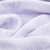 Der hochwertige Musselin Stoff Baumwollstoff Double Gauze uni Flieder 130 cm besticht durch seine weiche, doppellagige Struktur in einem zarten, pastelligen Violett-Ton. Ein vielseitiges Material für Ihre Nähprojekte - stilvoll drapiert