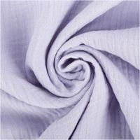 Der hochwertige Musselin Stoff Baumwollstoff Double Gauze uni Flieder 130 cm besticht durch seine weiche, doppellagige Struktur in einem zarten, pastelligen Violett-Ton. Ein vielseitiges Material für Ihre Nähprojekte - kunstvoll eingedreht in Falten