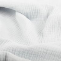 93803-Musselin-Stoff--Baumwollstoff-Double-Gauze-uni-Hellblau-130-cm-IMG-6789.jpg Der hochwertige Musselin Stoff Baumwollstoff Double Gauze uni Hellblau 130 cm besticht durch seine weiche, doppellagige Struktur in einem sanften, kühlen Blauton. Ein vielseitiges Material für Ihre Nähprojekte - stilvoll drapiert