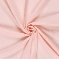 93804-Musselin-Stoff--Baumwollstoff-Double-Gauze-uni-Hellrosa-130-cm-03001-011-3.jpg Detailansicht zweilagiger Musselin Stoff in Hellrosa mit weicher Struktur, mittig gedreht drapiert