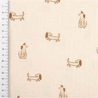 Dieser hochwertige Musselin Stoff Bio Baumwollstoff Hund natur, hellbraun 1,30 m Breite besticht durch sein niedliches Muster mit kleinen, braunen Hunden auf hellem Grund - mit Massband