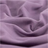 Dieser hochwertige Jersey Stoff Bio Baumwolljersey einfarbig lila Traube 1,5m Breite besticht durch seine gleichmäßige, fein gestrickte Oberfläche in einem satten, dunklen Traubenton. Ein weiches Bio-Material - stilvoll drapiert