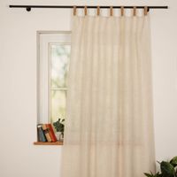 93812-Vorhang-Schlaufenvorhang-Leinenlook-halbtransparent-mit-Flechtschlaufen-140x240cm-IMG-3221.jpg Eleganter Schlaufenvorhang (140x240 cm) in natürlicher Leinenoptik. Die halbtransparenten Flechtschlaufen setzen besondere Akzente. Er bietet dezenten Sichtschutz bei gleichzeitigem Lichteinfall für ein gemütliches Ambiente - Nahaufnahme am Fenster
