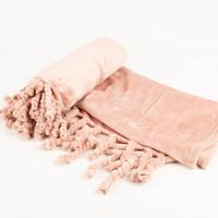 93813-Kuscheldecke-mit-gedrehten-Fransen-Old-Pink-140x160cm-IMG-7064.jpg Die hochwertige Kuscheldecke mit gedrehten Fransen Old Pink 140x160cm besticht durch ihre weiche Textur und den sanften Altrosa-Ton für gemütliche Wohlfühlmomente in Ihrem stilvollen Zuhause - Detailaufnahme