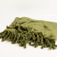 93814-Kuscheldecke-mit-gedrehten-Fransen-Pesto-Gruen-140x160cm-IMG-7055.jpg Hochwertige Kuscheldecke mit gedrehten Fransen Pesto Grün 140x160cm besticht durch ihre weiche Textur und den natürlichen Grünton für gemütliche Stunden in Ihrem Zuhause - Detailaufnahme