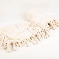 Hochwertige Kuscheldecke mit gedrehten Fransen Ivory 140x160cm besticht durch ihre weiche Textur und den eleganten Elfenbeinton für gemütliche Wohlfühlmomente in Ihrem stilvollen Zuhause - Detailaufnahme