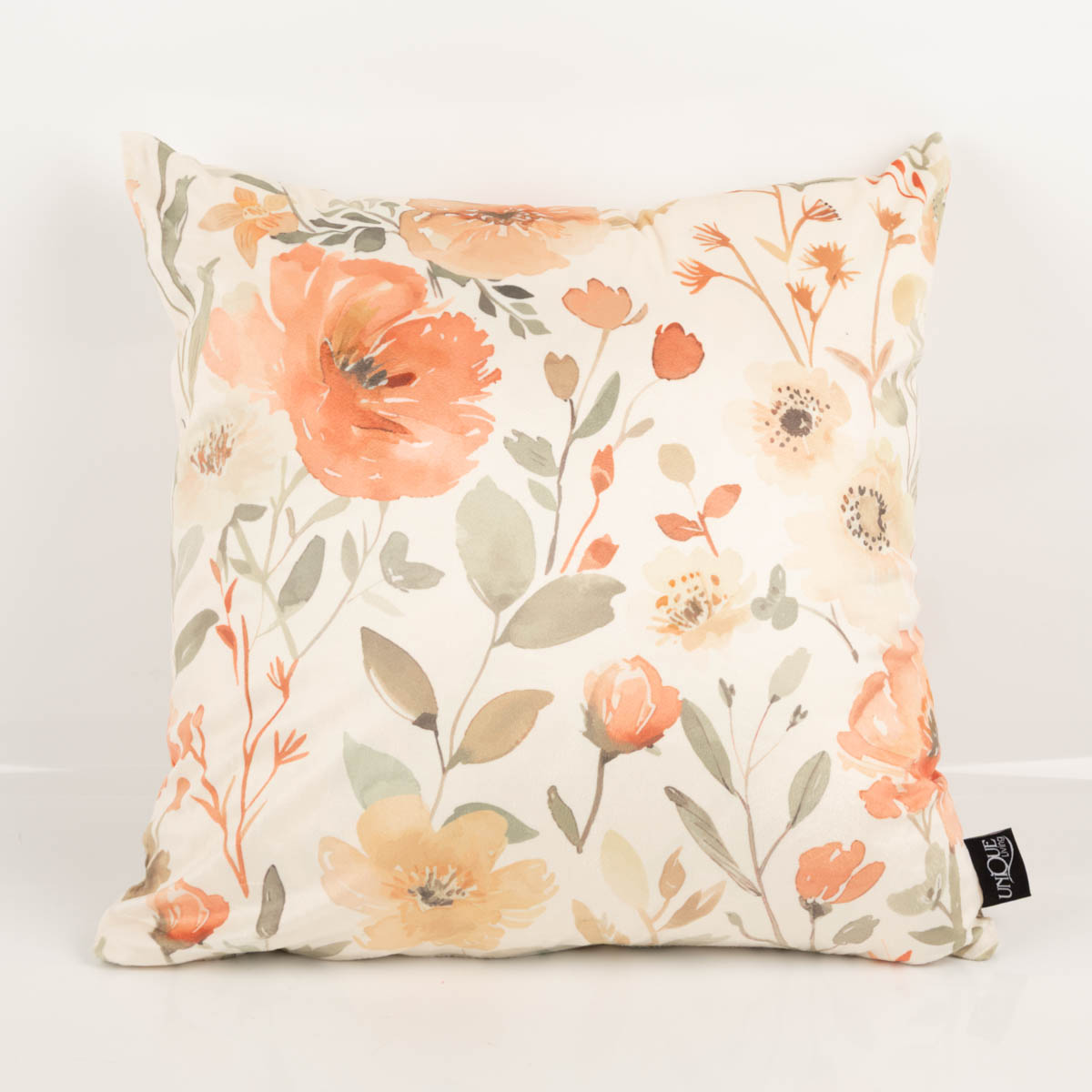 Die hochwertige Samtkissen Kissenhülle Blumen vanille orange 45x45 cm besticht durch ihr florale Design in zarten Naturtönen für gemütliche, weiche und stilvolle Akzente - Vollansicht