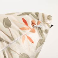 93819-Samtkissen-Kissenhuelle-Blumen-vanille-orange-45x45-cm-IMG-7135.jpg Die hochwertige Samtkissen Kissenhülle Blumen vanille orange 45x45 cm besticht durch ihr florale Design in zarten Naturtönen für gemütliche, weiche und stilvolle Akzente - Reissverschluss