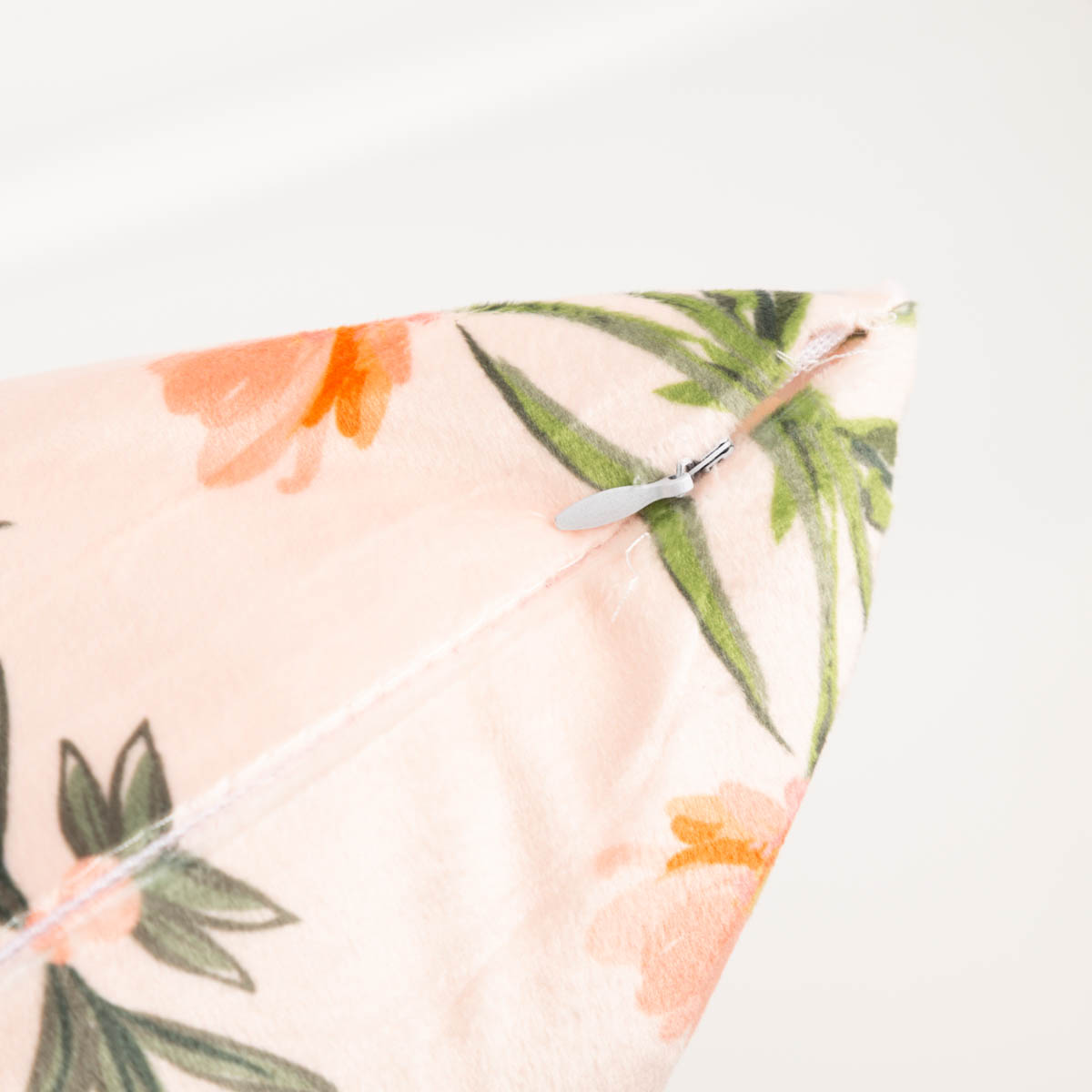 Die hochwertige Samtkissen Kissenhülle Blumen apricot orange 45x45 cm besticht durch ihr florale Design in warmen Farbtönen für gemütliche, weiche und stilvolle Akzente - Reissverschluss