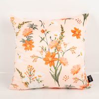 Die hochwertige Samtkissen Kissenhülle Blumen apricot orange 45x45 cm besticht durch ihr florale Design in warmen Farbtönen für gemütliche, weiche und stilvolle Akzente - Vollansicht