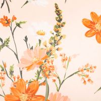 Die hochwertige Samtkissen Kissenhülle Blumen apricot orange 45x45 cm besticht durch ihr florale Design in warmen Farbtönen für gemütliche, weiche und stilvolle Akzente - Detailaufnahme