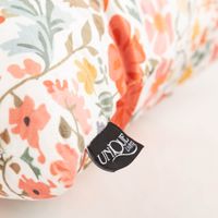 Die hochwertige Samtkissen Kissenhülle Blumen weiß rot orange gelb 45x45 cm besticht durch ihr florale Design in leuchtenden Farben für gemütliche, weiche und stilvolle Akzente - Kissenecke mit Logo