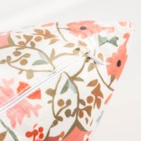 Die hochwertige Samtkissen Kissenhülle Blumen weiß rot orange gelb 45x45 cm besticht durch ihr florale Design in leuchtenden Farben für gemütliche, weiche und stilvolle Akzente - Reissverschluss