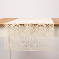 Tischläufer Häkelspitze Amira ivory aus wetterfestem Vinyl 40x150cm besticht durch filigranes Design für wetterfeste, gemütliche und stilvolle Akzente auf Ihrem Tisch im Innen- und Außenbereich - Nahaufnahme am Tisch