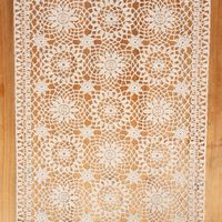 93823-Tischlaeufer-Haekelspitze-Amira-ivory-aus-wetterfestem-Vinyl-40x150cm-IMG-8633.jpg Tischläufer Häkelspitze Amira ivory aus wetterfestem Vinyl 40x150cm besticht durch filigranes Design für wetterfeste, gemütliche und stilvolle Akzente auf Ihrem Tisch im Innen- und Außenbereich - Vollansicht