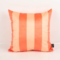 Die hochwertige Samtkissen Kissenhülle Streifen Peach Orange 45x45 cm besticht durch ihr modernes Streifendesign in warmen Farben für gemütliche, weiche und stilvolle Akzente - Vollansicht