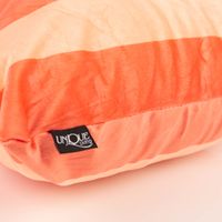 93824-Samtkissen-Kissenhuelle-Streifen-Peach-Orange-45x45-cm-IMG-7108.jpg Die hochwertige Samtkissen Kissenhülle Streifen Peach Orange 45x45 cm besticht durch ihr modernes Streifendesign in warmen Farben für gemütliche, weiche und stilvolle Akzente - Kissenecke