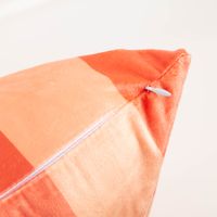 93824-Samtkissen-Kissenhuelle-Streifen-Peach-Orange-45x45-cm-IMG-7110.jpg Die hochwertige Samtkissen Kissenhülle Streifen Peach Orange 45x45 cm besticht durch ihr modernes Streifendesign in warmen Farben für gemütliche, weiche und stilvolle Akzente - Reissverschluss