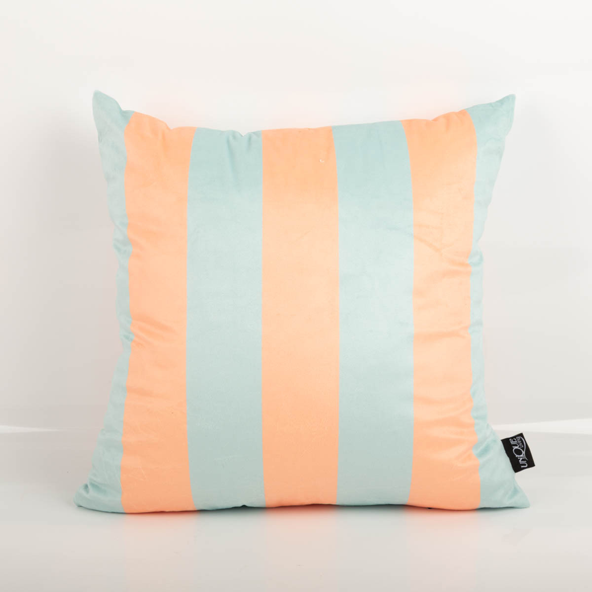 Die hochwertige Samtkissen Kissenhülle Streifen Peach Mint 45x45 cm besticht durch ihr modernes Streifendesign in sanften Farben für gemütliche, weiche und stilvolle Akzente - Vollansicht