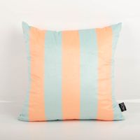 Die hochwertige Samtkissen Kissenhülle Streifen Peach Mint 45x45 cm besticht durch ihr modernes Streifendesign in sanften Farben für gemütliche, weiche und stilvolle Akzente - Vollansicht