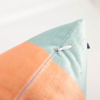 Die hochwertige Samtkissen Kissenhülle Streifen Peach Mint 45x45 cm besticht durch ihr modernes Streifendesign in sanften Farben für gemütliche, weiche und stilvolle Akzente - Reissverschluss