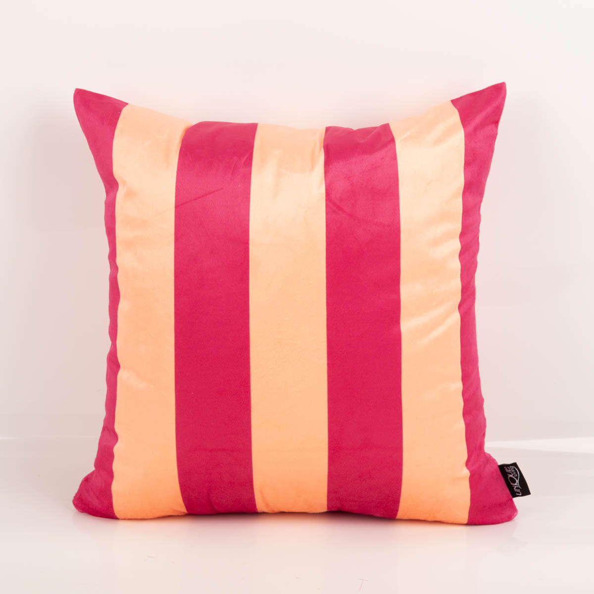 Die hochwertige Samtkissen Kissenhülle Streifen Peach Pink 45x45 cm besticht durch ihr modernes Streifendesign in kräftigen Farben für gemütliche, weiche und stilvolle Akzente - Vollansicht