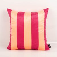 Die hochwertige Samtkissen Kissenhülle Streifen Peach Pink 45x45 cm besticht durch ihr modernes Streifendesign in kräftigen Farben für gemütliche, weiche und stilvolle Akzente - Vollansicht