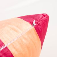 Die hochwertige Samtkissen Kissenhülle Streifen Peach Pink 45x45 cm besticht durch ihr modernes Streifendesign in kräftigen Farben für gemütliche, weiche und stilvolle Akzente - Reissverschluss