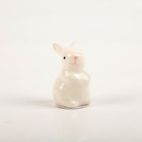 Hochwertiger Rico Design Keramik Hase stehend rechts weiss 4,8x2,8x3,3cm besticht durch seine glänzende Oberfläche und das niedliche, minimalistische Design für eine stilvolle Osterdekoration - Vollansicht