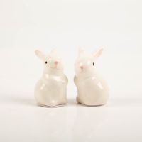 93836-Rico-Design-Keramik-Hase-stehend-rechts-weiss-4-8x2-8x3-3cm-IMG-6997.jpg Hochwertiger Rico Design Keramik Hase stehend rechts weiss 4,8x2,8x3,3cm besticht durch seine glänzende Oberfläche und das niedliche, minimalistische Design für eine stilvolle Osterdekoration - mit weiterem Hasen praesentiert