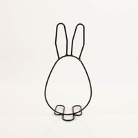 Hochwertiger Osterhase Metall schwarz 10x20cm besticht durch sein minimalistisches Liniendesign aus schwarzem Draht und setzt moderne, elegante Akzente in Ihrer stilvollen Osterdekoration - Vollansicht