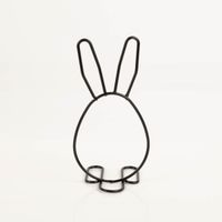 Hochwertiger Osterhase Metall schwarz 8x12cm besticht durch sein minimalistisches Liniendesign aus schwarzem Draht und setzt moderne, elegante Akzente in Ihrer stilvollen Osterdekoration - Vollansicht