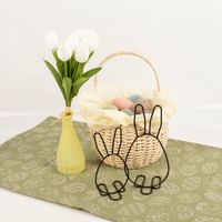 Hochwertiger Osterhase Metall schwarz 8x12cm besticht durch sein minimalistisches Liniendesign aus schwarzem Draht und setzt moderne, elegante Akzente in Ihrer stilvollen Osterdekoration - mit weiteren Osterartikeln praesentiert