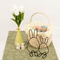 Hochwertiger Osterhase Metall schwarz 8x12cm besticht durch sein minimalistisches Liniendesign aus schwarzem Draht und setzt moderne, elegante Akzente in Ihrer stilvollen Osterdekoration - in Szene gesetzt mit weiteren thematisch passenden Produkten