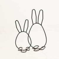 93841-Osterhase-Metall-schwarz-8x12cm--IMG-7015.jpg Hochwertiger Osterhase Metall schwarz 8x12cm besticht durch sein minimalistisches Liniendesign aus schwarzem Draht und setzt moderne, elegante Akzente in Ihrer stilvollen Osterdekoration - mit weiterem Metallhasen praesentiert