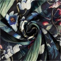 Dieser hochwertige Viskose Stoff mit 42% Leinenanteil Maiglöckchen blau weiß grün 1,43cm Breite besticht durch sein elegantes florales Muster mit Maiglöckchen auf einem tiefblauen Grund - kunstvoll eingedreht in Falten