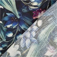 Dieser hochwertige Viskose Stoff mit 42% Leinenanteil Maiglöckchen blau weiß grün 1,43cm Breite besticht durch sein elegantes florales Muster mit Maiglöckchen auf einem tiefblauen Grund - mit Rueckseite