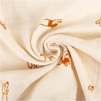 93855-Musselin-Stoff-Double-Gauze-Dackel-Stickerei-ecru-braun-1-35m-Breite-IMG-7228.jpg Dieser hochwertige Musselin Stoff Double Gauze Dackel Stickerei ecru braun 1,35m Breite besticht durch seine filigranen Stickmotive kleiner brauner Dackel auf naturfarbenem Grund. Ein weiches Material - kunstvoll eingedreht in Falten
