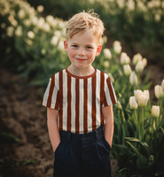 93859-Rippjersey-Rib-Jersey-Stoff-Baumwolle-Baeren-natur-braun-1-2m-Breite-Screenshot-2026-02-21-224512.png T-Shirt aus Bio Rippjersey mit braunen Streifen auf naturfarbenem Grund, getragen von einem Kind