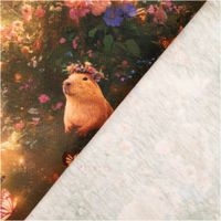 Der hochwertige Jersey Stoff Baumwolljersey Capybaras Blumen Digitaldruck ocker grün rosa 1,48 m Breite besticht durch sein verträumtes Motiv mit niedlichen Capybaras inmitten bunter Blumenwiesen - mit Rueckseite
