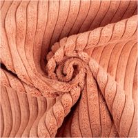 Dieser hochwertige Cord Polsterstoff Möbelstoff Breitcord Baby Rib lachsrosa 1,45m breit besticht durch seine charakteristische Rippenstruktur in einem zarten, warmen Lachsrosa. Ein robuster, weicher Stoff - kunstvoll eingedreht in Falten