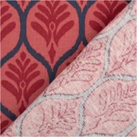93868-Jersey-Stoff-Baumwolljersey-Ornamente-rot-1-48-m-Breite-IMG-7581.jpg Dieser hochwertige Jersey Stoff Baumwolljersey Ornamente rot 1,48 m Breite besticht durch sein elegantes, orientalisches Muster mit dunklen Ornamenten auf einem kräftigen, roten Grund - mit Rueckseite