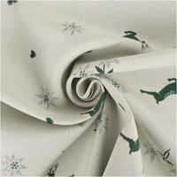 Der hochwertige Jacquard Stoff Dekostoff Hirsch Edelweiß Herz Doubleface grün ecru 1,4m Breite besticht durch sein alpines Design für ausdrucksstarke, langlebige und rustikale Nähprojekte - kunstvoll eingedreht in Falten