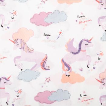 Der hochwertige Baumwollstoff Popeline Einhörner Wolken weiß rosa 1,48m Breite besticht durch sein zauberhaftes Design mit fliegenden Einhörnern und Wolken für fantasievolle, weiche und individuelle Nähprojekte - Nahaufnahme