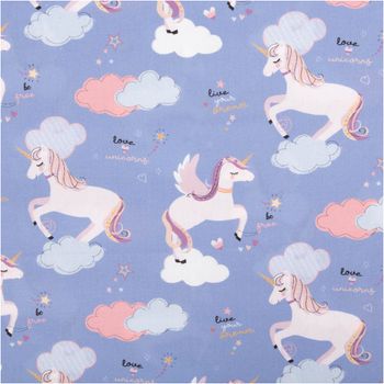 Der hochwertige Baumwollstoff Popeline Einhörner Wolken blau weiß 1,48m Breite besticht durch sein zauberhaftes Design mit fliegenden Einhörnern und Wolken für fantasievolle, weiche und individuelle Nähprojekte - Nahaufnahme