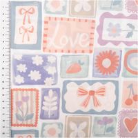 Der hochwertige Baumwollstoff Popeline Patchwork Schleife Blume Kirsche weiß pastell 1,48m Breite besticht durch sein verspieltes Design mit verschiedenen Motiven für sanfte, weiche und individuelle Nähprojekte - mit Massband