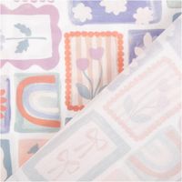 Der hochwertige Baumwollstoff Popeline Patchwork Schleife Blume Kirsche weiß pastell 1,48m Breite besticht durch sein verspieltes Design mit verschiedenen Motiven für sanfte, weiche und individuelle Nähprojekte - mit Rueckseite